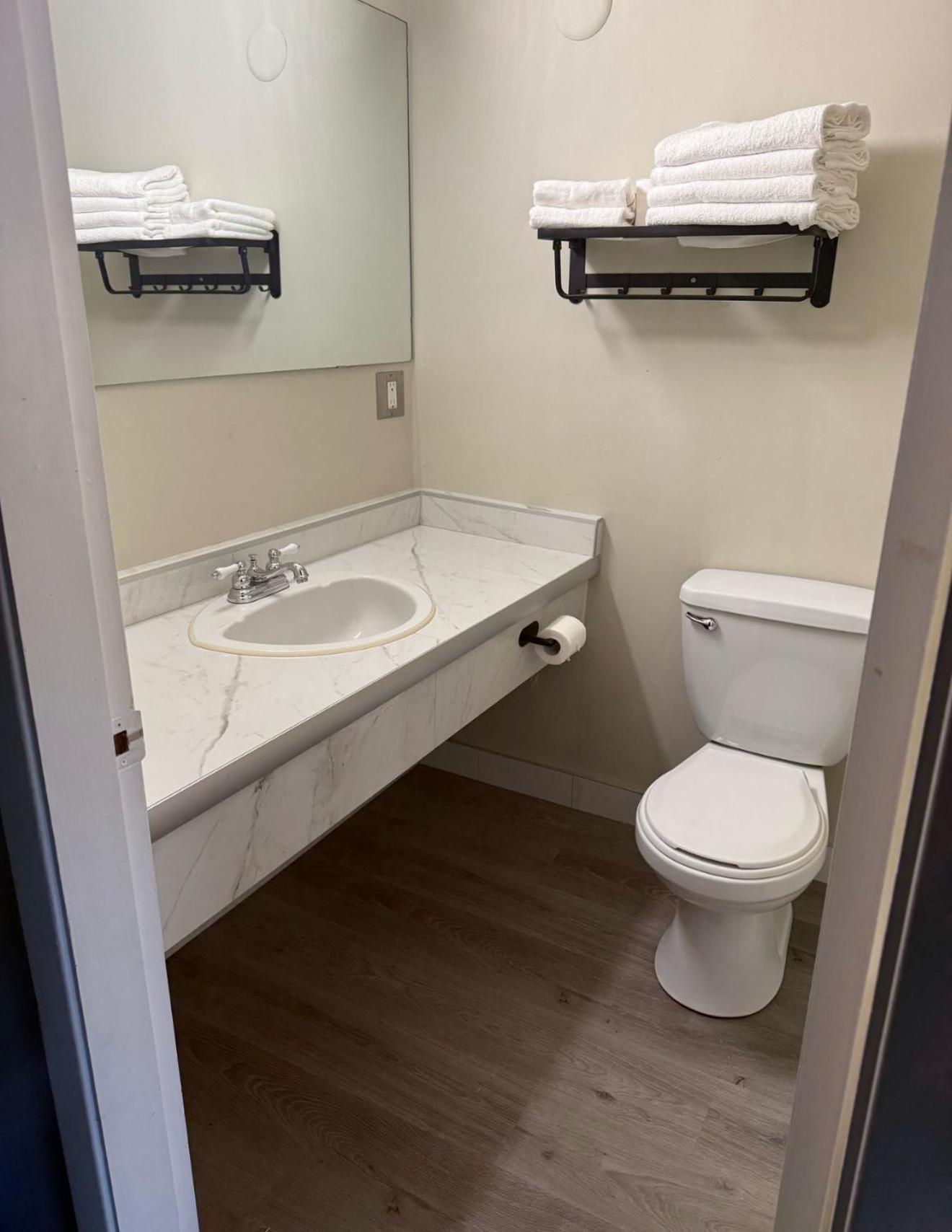 Canadas Best Value Inn Келоуна Екстер'єр фото