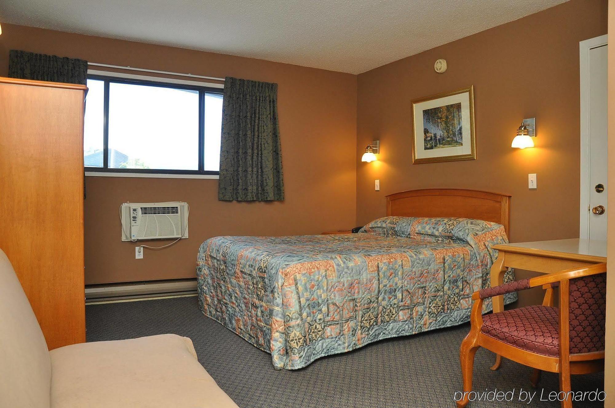 Canadas Best Value Inn Келоуна Номер фото