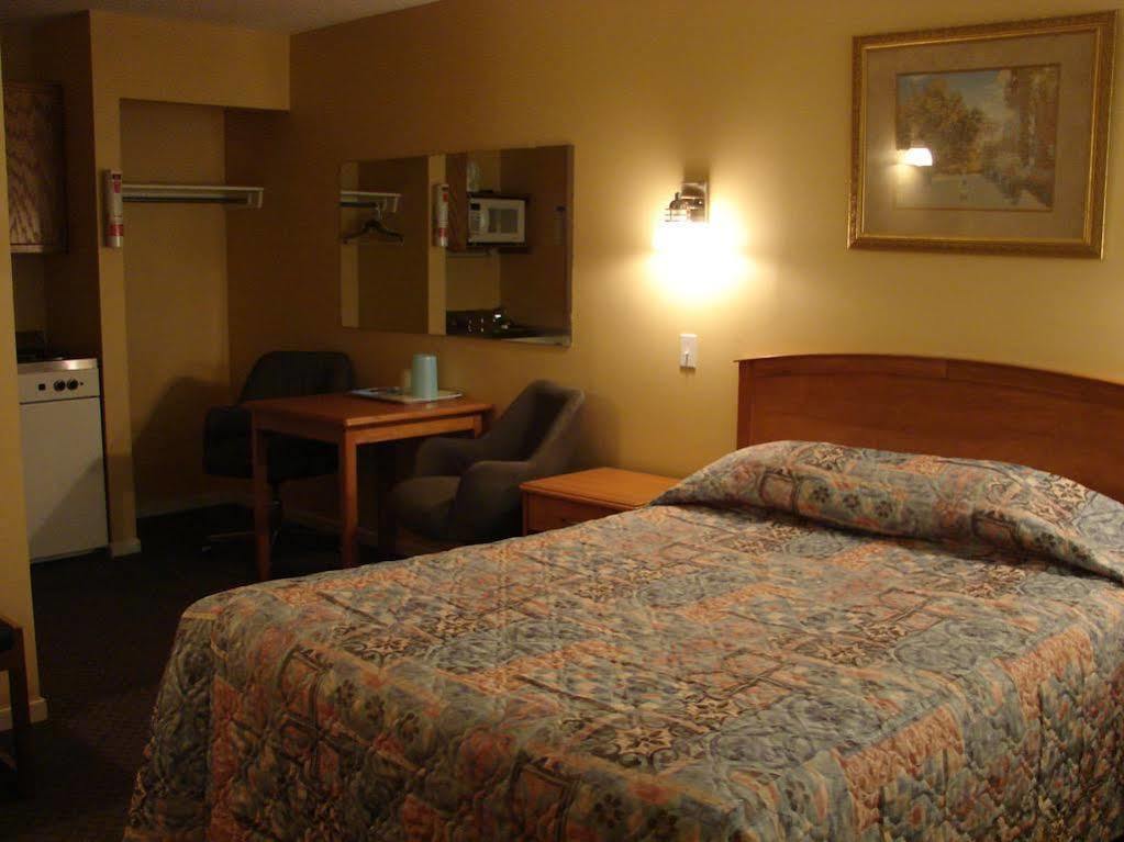 Canadas Best Value Inn Келоуна Екстер'єр фото
