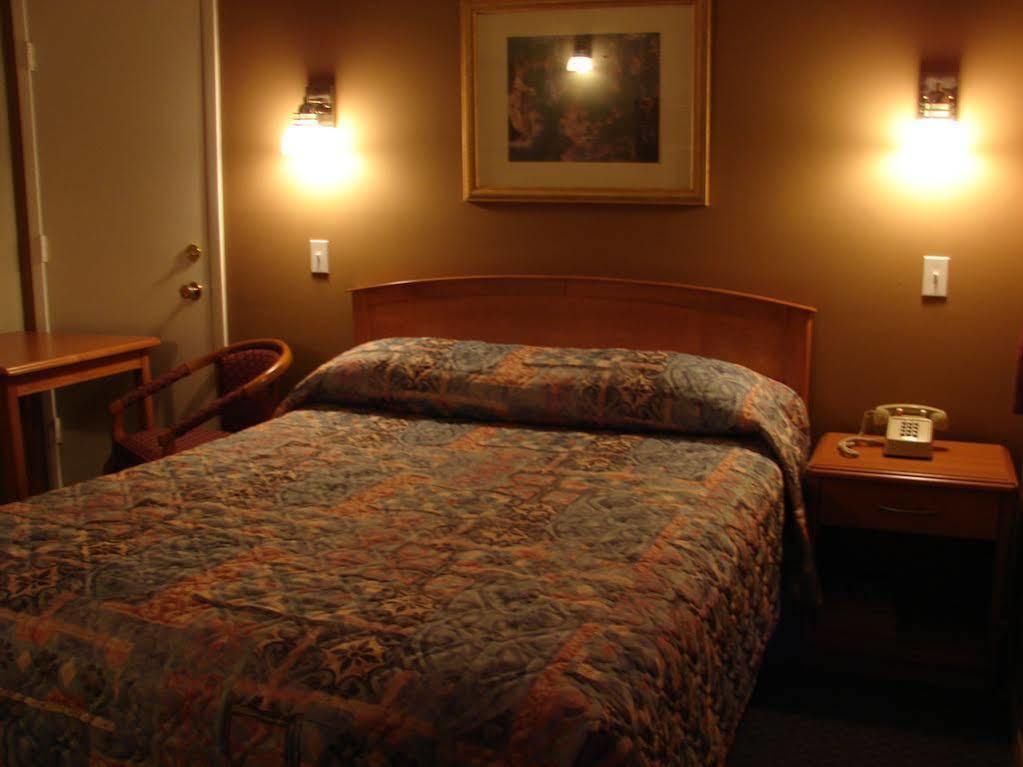 Canadas Best Value Inn Келоуна Екстер'єр фото